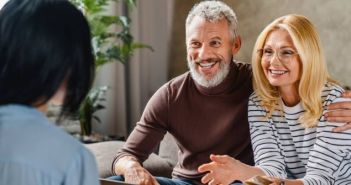 Rentenstart und Geldsorgen: Die Kostenfalle der Riester-Rente Ungeahnte Kosten: Die Riester-Falle beim Renteneintritt (Foto: AdobeStock - InsideCreativeHouse 355907415)