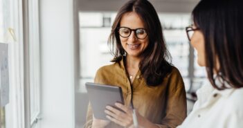 Natali James: Strikte E-Mail-Politik nach Feierabend (Foto: AdobeStock - (JLco) Julia Amaral 692498916)
