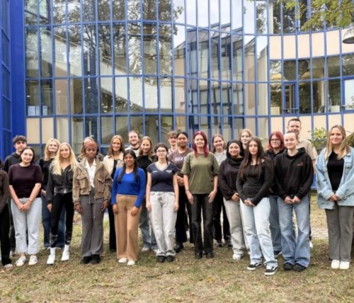 Ausbildungsstart in der Pflege: Ein Teil der neuen Auszubildenden (Foto: Universit&auml;tsklinikum Freiburg)